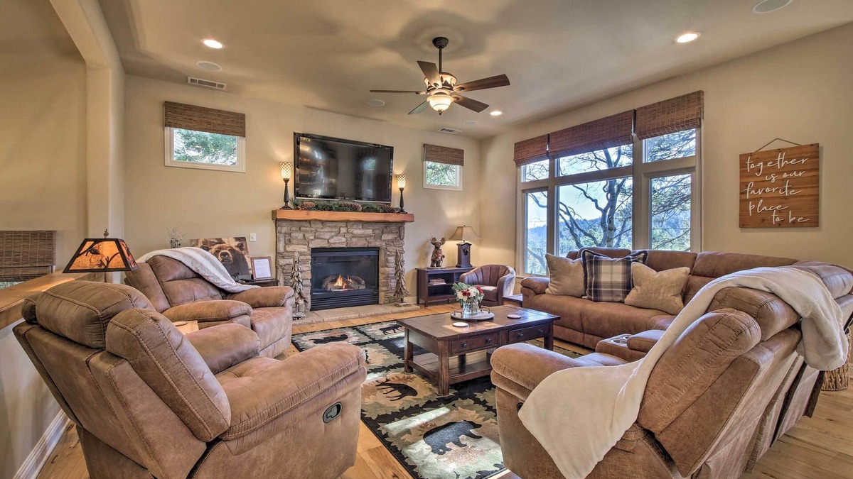 Twin Peaks House | ‘Sugar Bear Lodge’ w/Game Room - 5 Mi to Village!