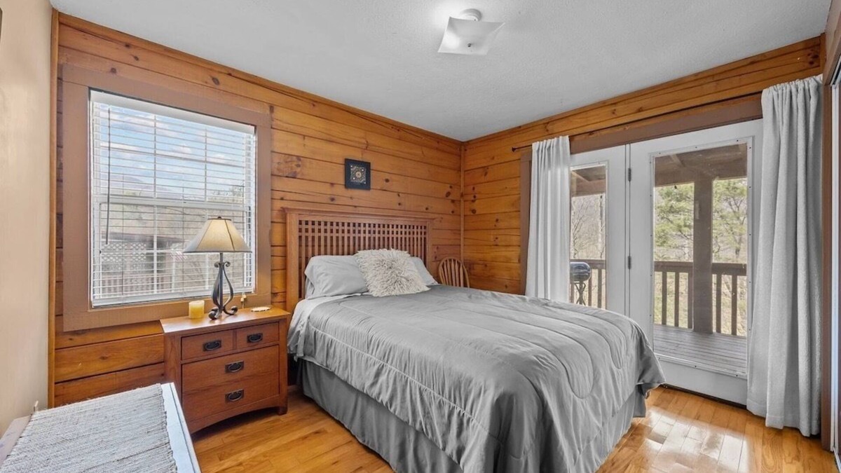 Mountain Springs Cabin | Sugar Creek Cabin - Cozy 3-bedroom cabin in the Mountains of Waynesville, NC