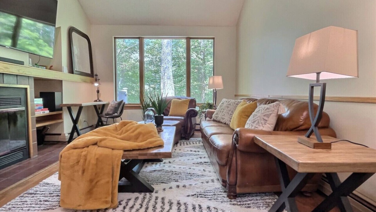 Killington Apartment | SugarBear- Pool, AC, Sauna, Gym, Tennis!
