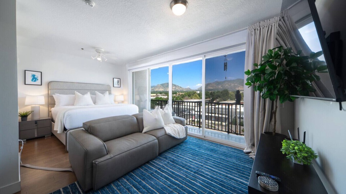 Sugar House Apartment | Sugarhouse - Panoramic Mountain Views! Studio!