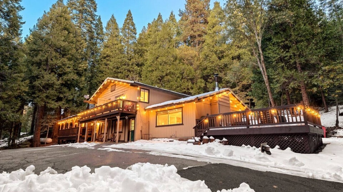 Sugar Pine Villa | Sugarpine Trailhead Lodge-8 miles from Yosemite-2 Cabins, 6 Bedrooms, Sleeps 18-2 Hot Tubs