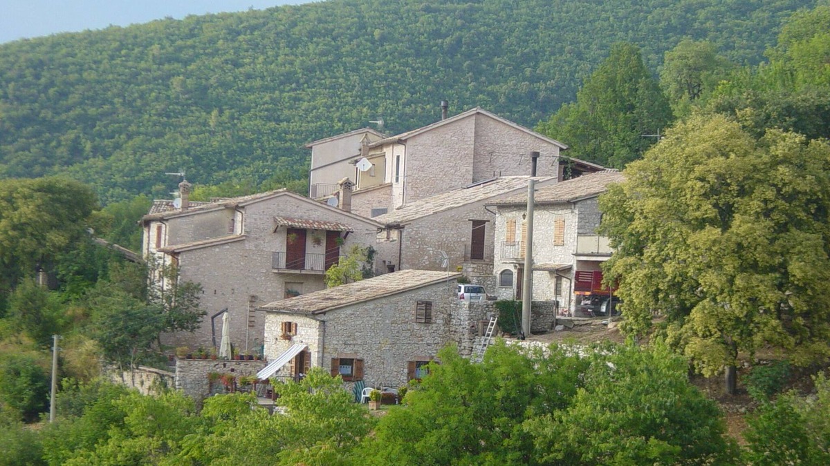Trevi House | Suggestive mountain house, in stone of 110sqm within a medieval village