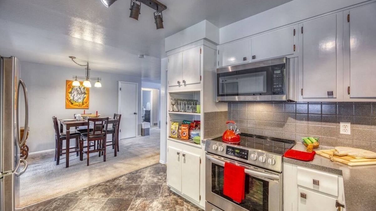 Lakewood Apartment | Suite 35A Sunroom – Boutique Medical Housing Oasis