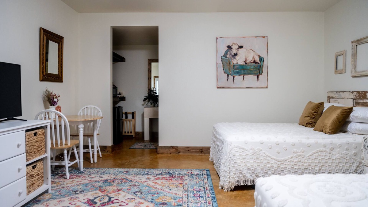 Brenham Apartment | Suite #5: "The Divine Bovine" - 10min from Round Top, middle of Austin & Houston