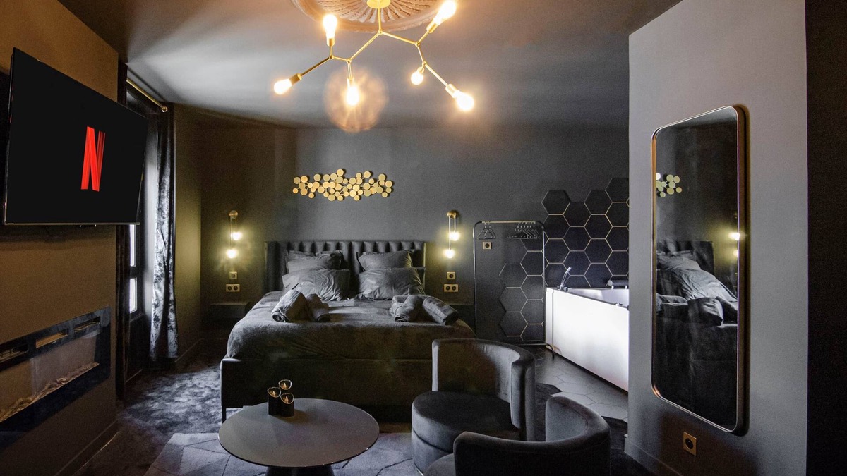 Le Soleil Apartment | Suite Balnéo/Hammam Noire et Or