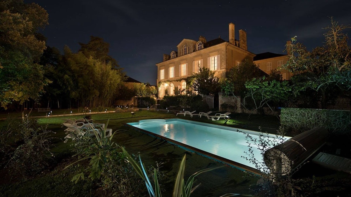 Fontenay-le-Comte House | Suite-Family-Private Bathroom-Pool view-suite 4 etoiles