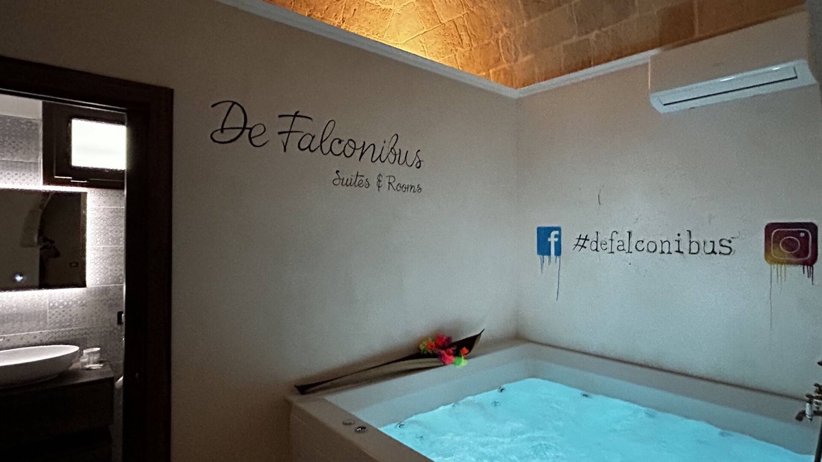 Pulsano Bed & Breakfast | Suite Il Vico – Charming Spa Suite with Jacuzzi, Sauna and Quadruple Room
