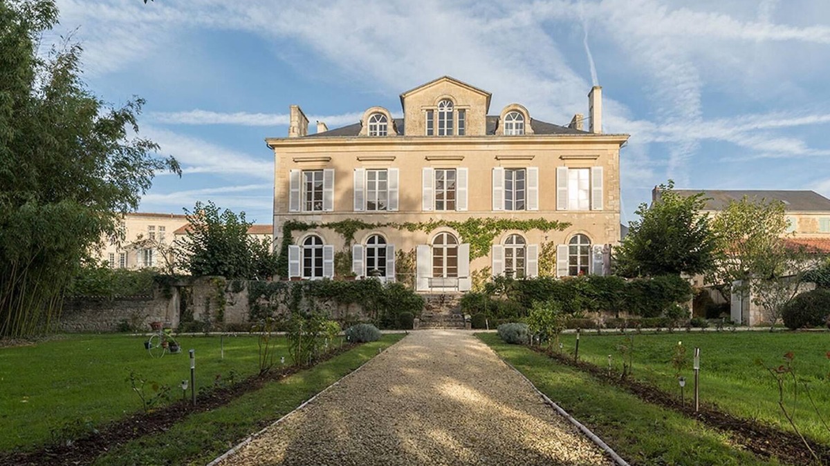 Fontenay-le-Comte House | Suite-Luxury-Ensuite-Pool view-4 étoiles
