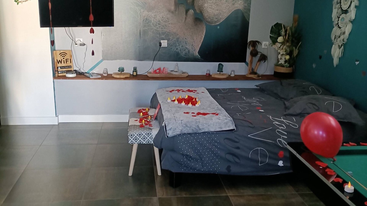 Trebes Bed & Breakfast | Suite Privative Avec Jaccuzi Billard et Terrasse a 10 min de Cité de Carcassonne