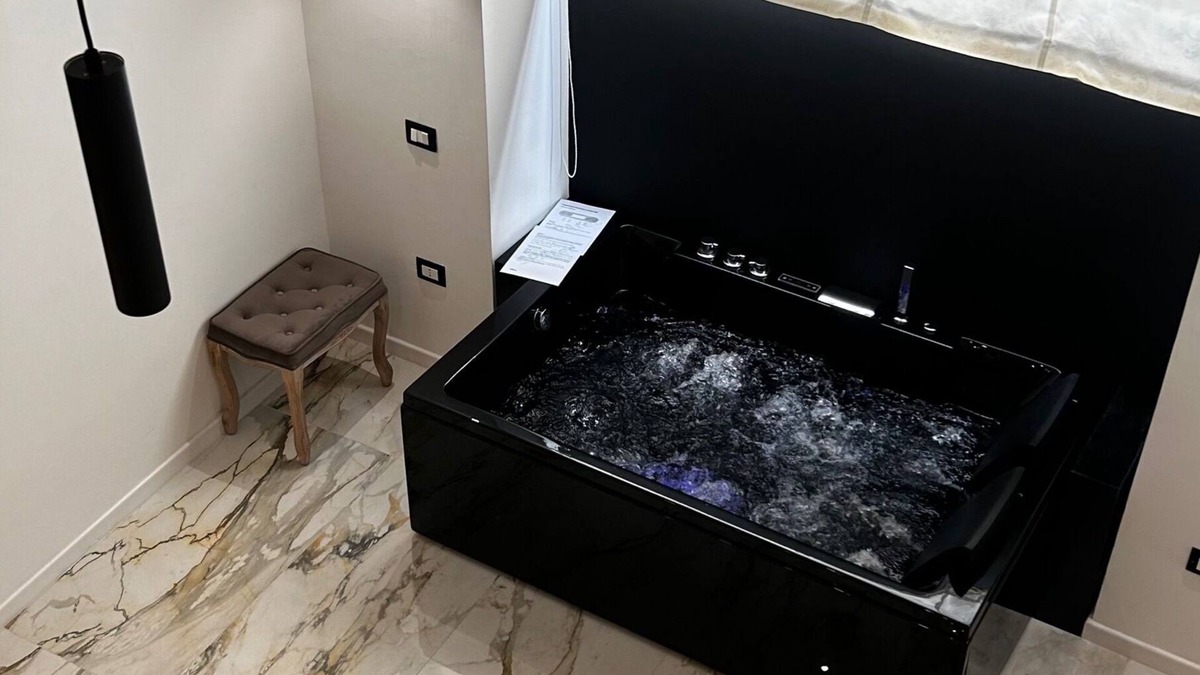 Pulsano Bed & Breakfast | Suite Visconti – Romantic Spa Suite with Private Whirlpool in Pulsano Old Town