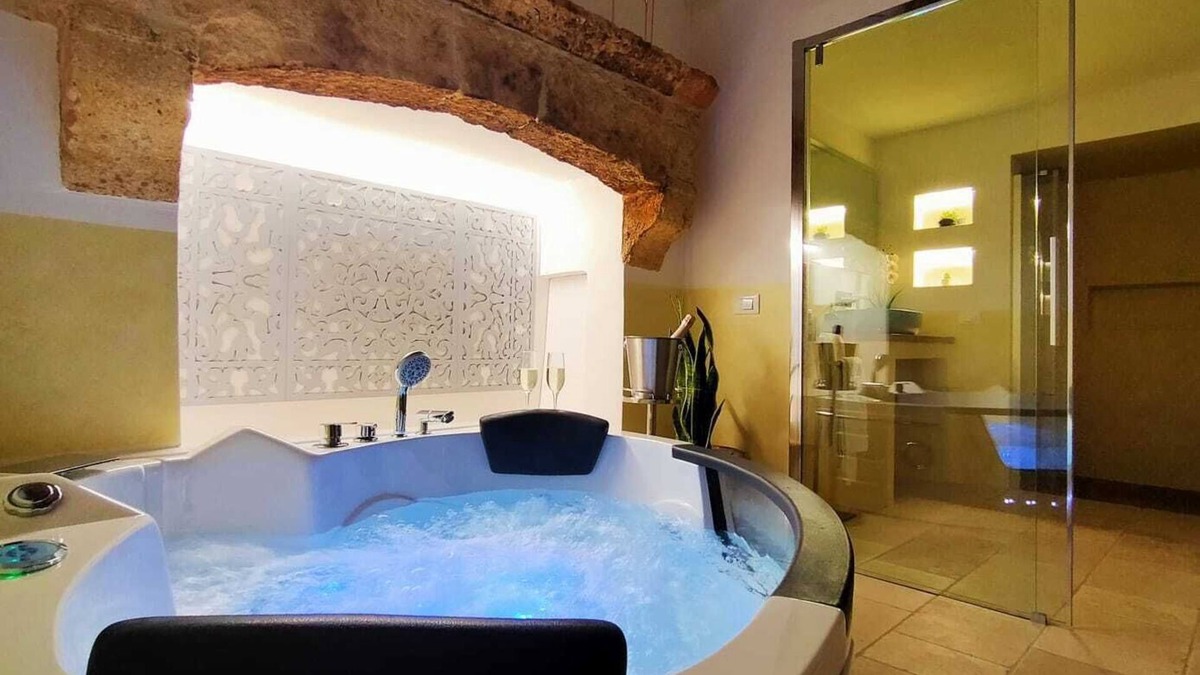 Barbarano del Capo House | Suite with hot tub
