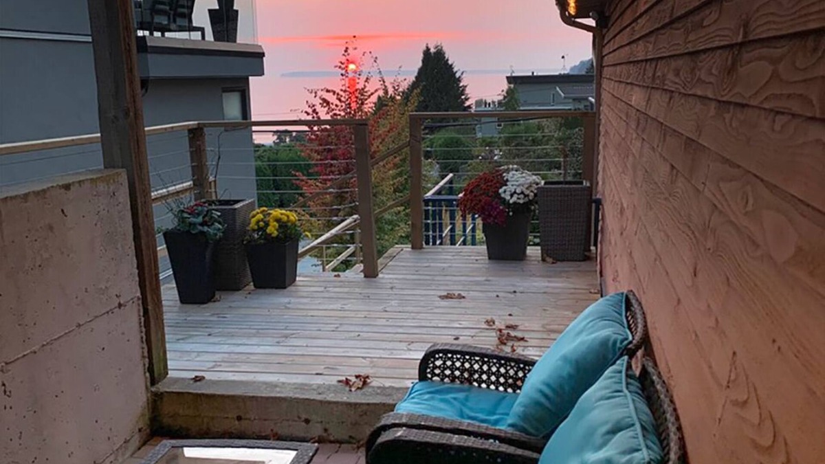 White Rock House | Suite with ocean view patio, three blocks to pier.