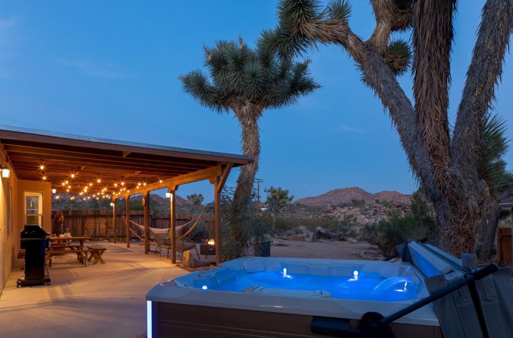 Monument Manor House | Sukha Life Retreat - Beautiful Views, Close to JTNP withHot Tub! home