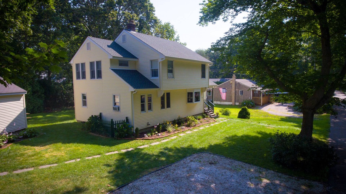 Narragansett House | Summer 2025- 5 Narragansett Beach Passes Included!