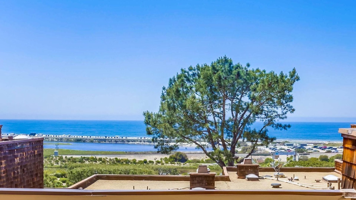 Del Mar Heights House | Summer beach retreat! 2/2 light-filled, End Unit, Amazing Views, Walk to beach.