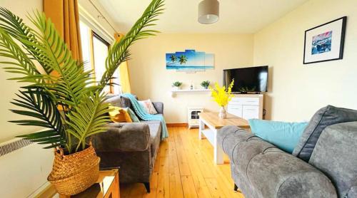 Youghal Villa | Summer Breeze - My Cosy & Warm Holiday Home in Youghal's heart - Family Friendly - Long Term Price Cuts