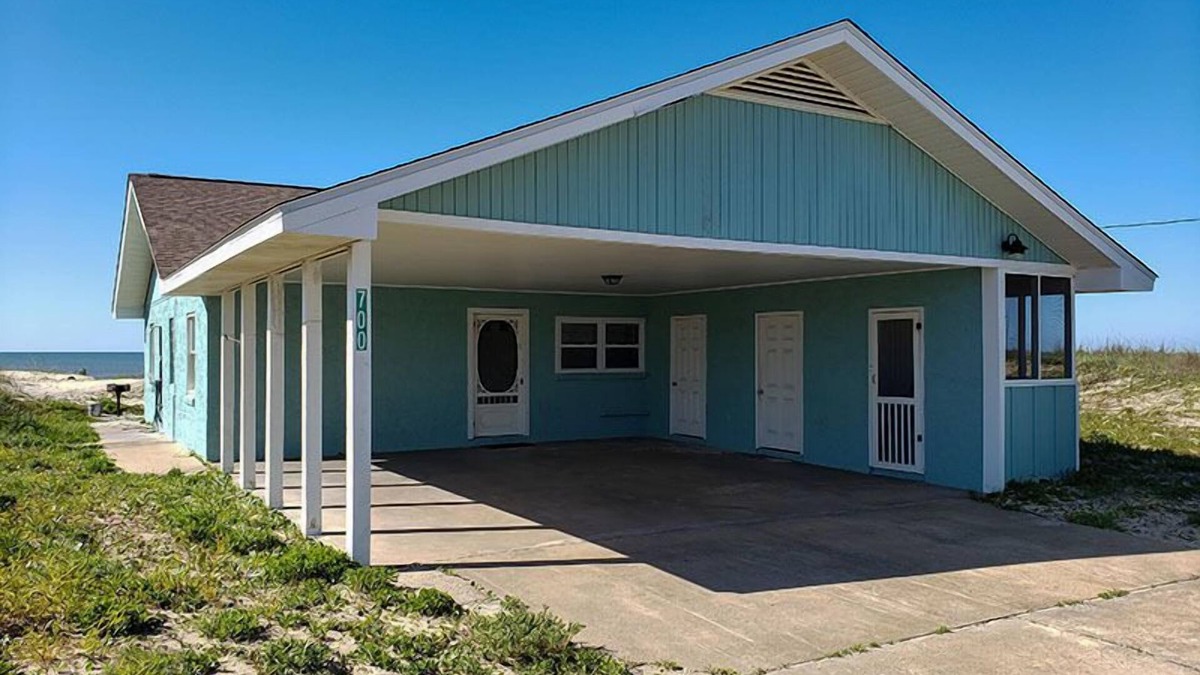East End House | SUMMER BREEZE WILL MAKE YOU FEEL FINE when you escape to this sunny beachfront home!