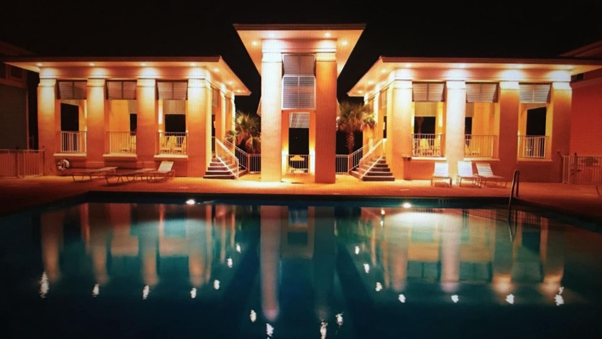 Sunnyside Condo | Summer DISCOUNTS!A mile from Rosemary Beach with its own neighbourhood beach