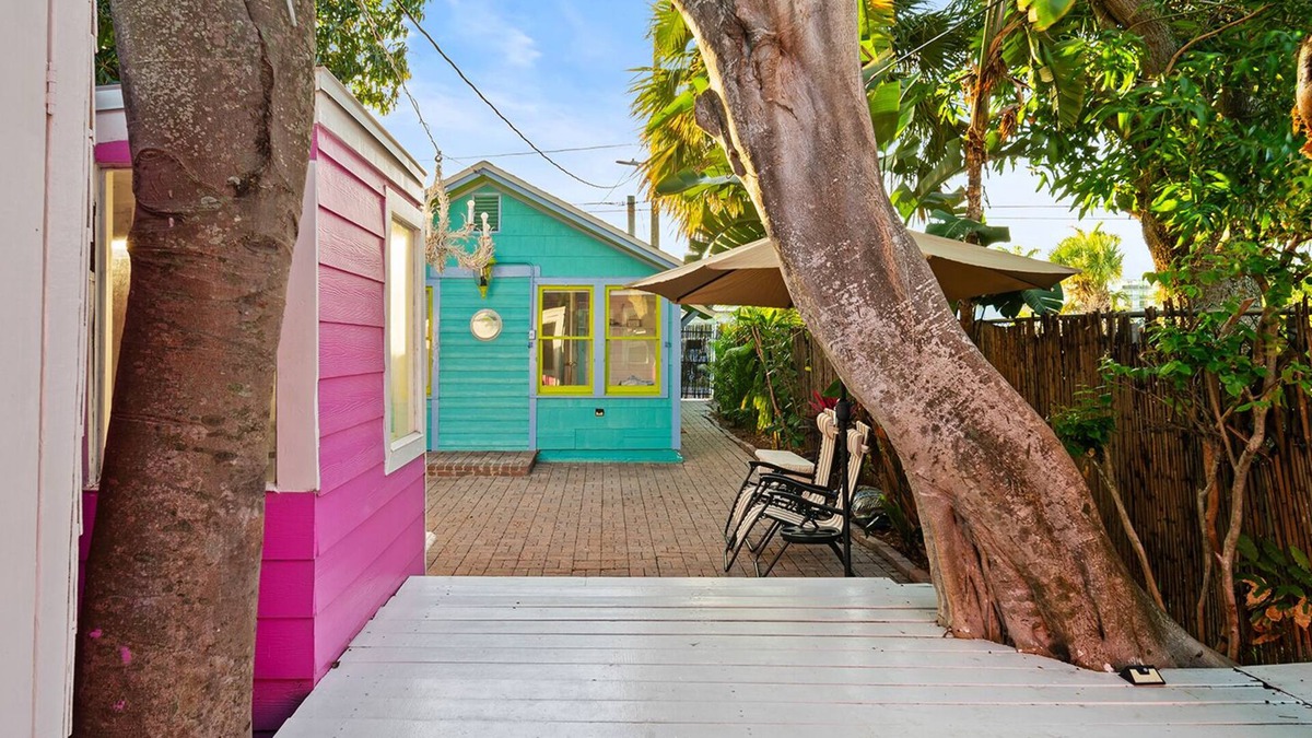 Mango Groves House | Summer Family Fun, Pet Friendly, Walk Downtown, Close to Beach, Fenced Courtyard