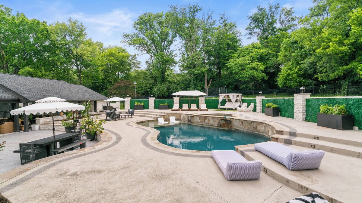 Oak Hill House | Summer Flash Sale* I Above Entertainer | Pool&Spa | Events | Pool House