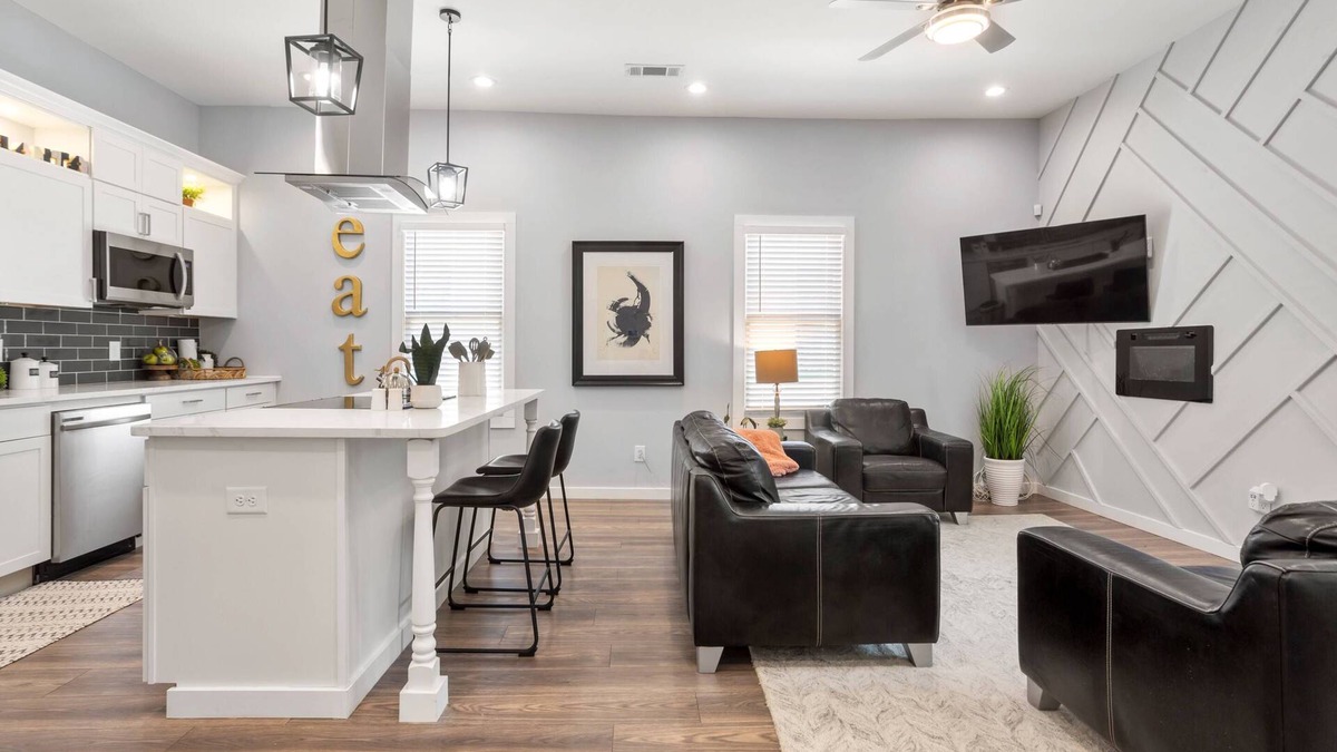 Adair Park Apartment | Summer Fun, 5 Minutes from Downtown & MB Stadium, Off Street Parking,6 TVs