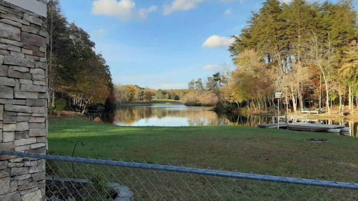 Crossville House | Summer Fun! Lake House - PETS, jukebox, pool table, firepit, canoe, kayak