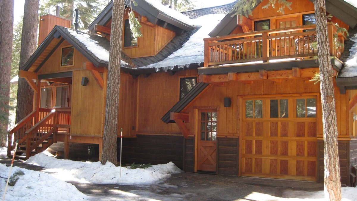 Truckee House | Summer in the Sierras- 3Br,3Ba, 1940 Sqft, Sleeps 10 by RedAwning