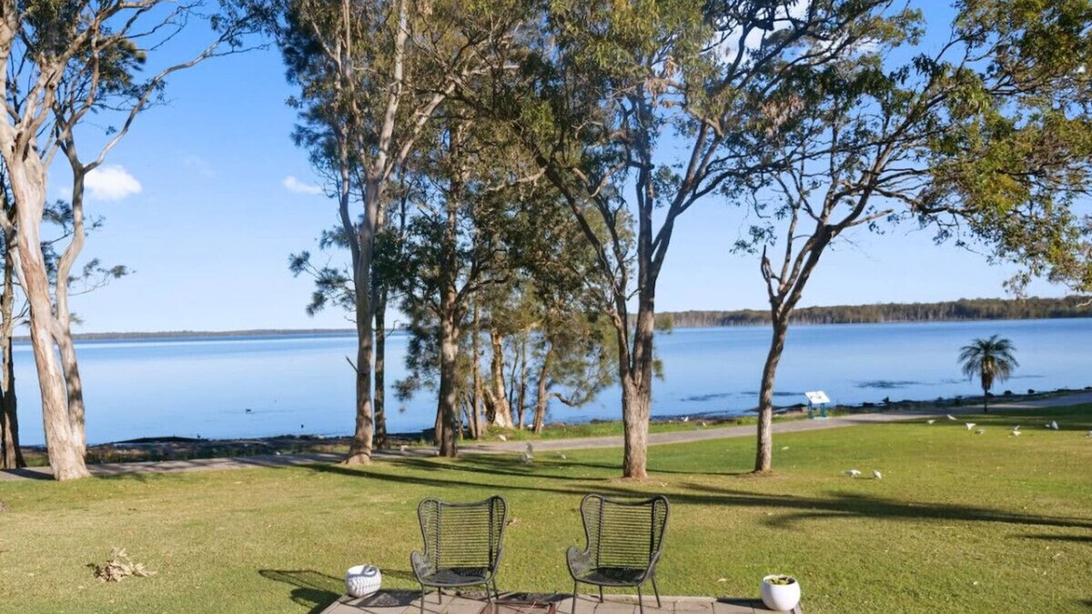 Lake Munmorah House | Summer Lakefront Bliss and Pool