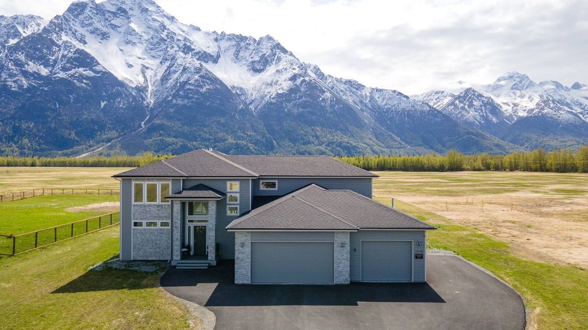 Butte House | Summer Wind North - Luxurious Home w/Hot Tub, & Epic Views! Near Reindeer Farm!