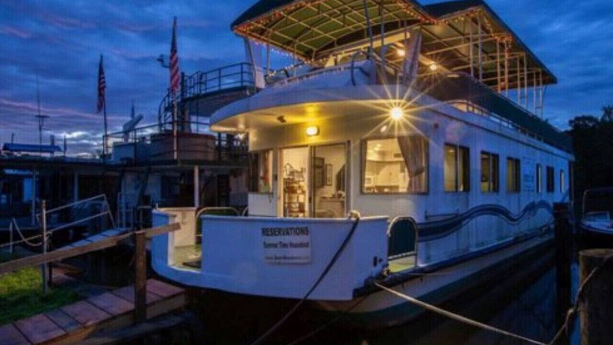 Pierre Part Boat Rental | Summertime Bayou Houseboat Oasis: Fish, Hot tub, Kayak