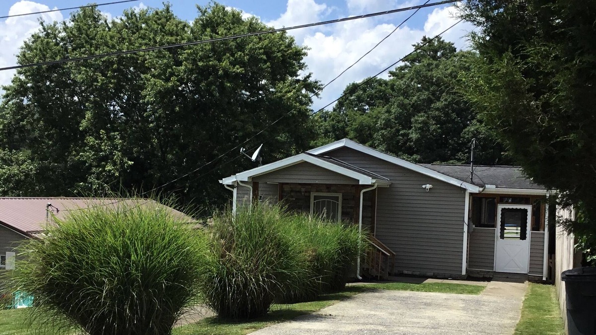 Lanark House | Summit Boy Scout. Winter place. Highway 77. 64 min. Gameroom.kids fun