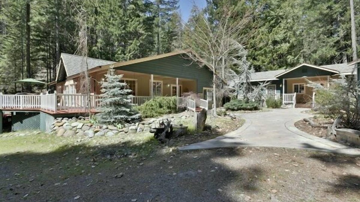 Mount Shasta House | Summit Estate large home with a Cottage.
