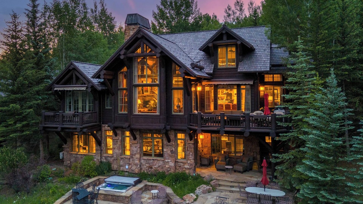 Edwards House | Summit Lodge - 6 bedroom lodge in Arrowhead - stunning views, hot tub