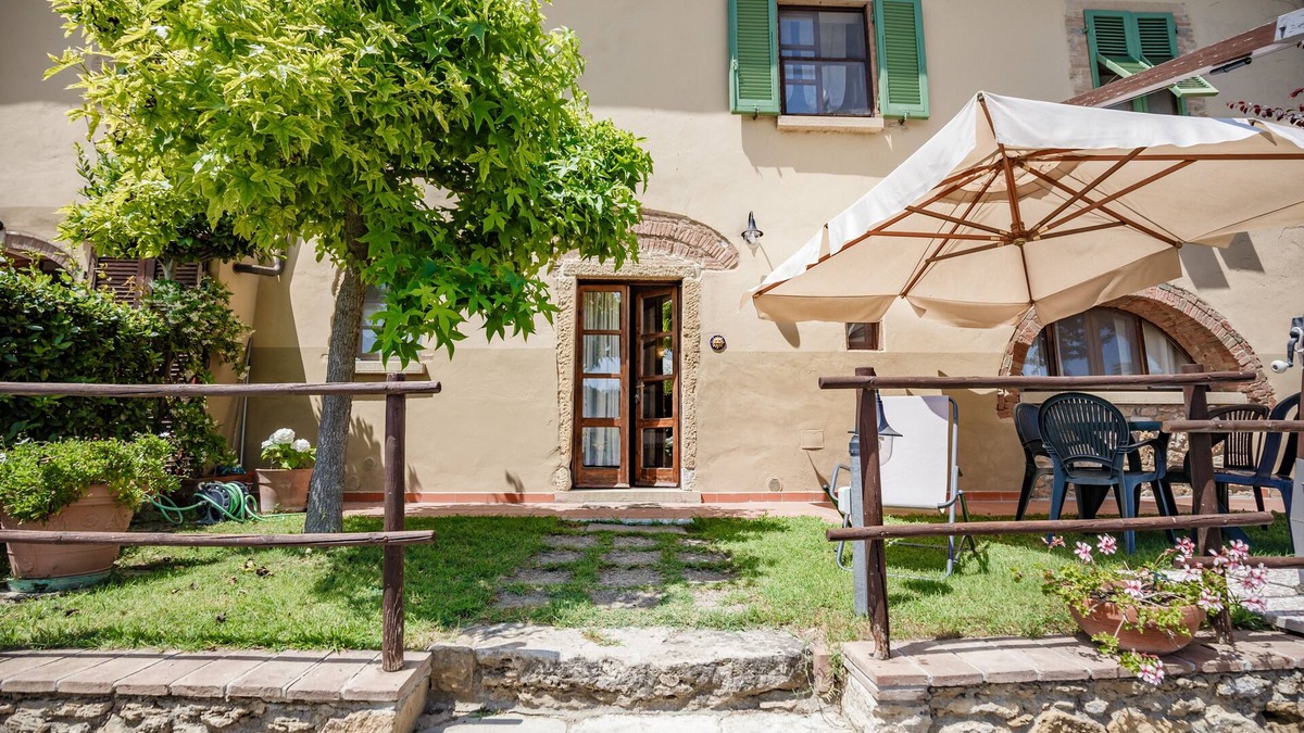 Montescudaio Apartment | Sun Cottage in Tuscany Hillside Near the Sea, Ultra WiFi and Parking
