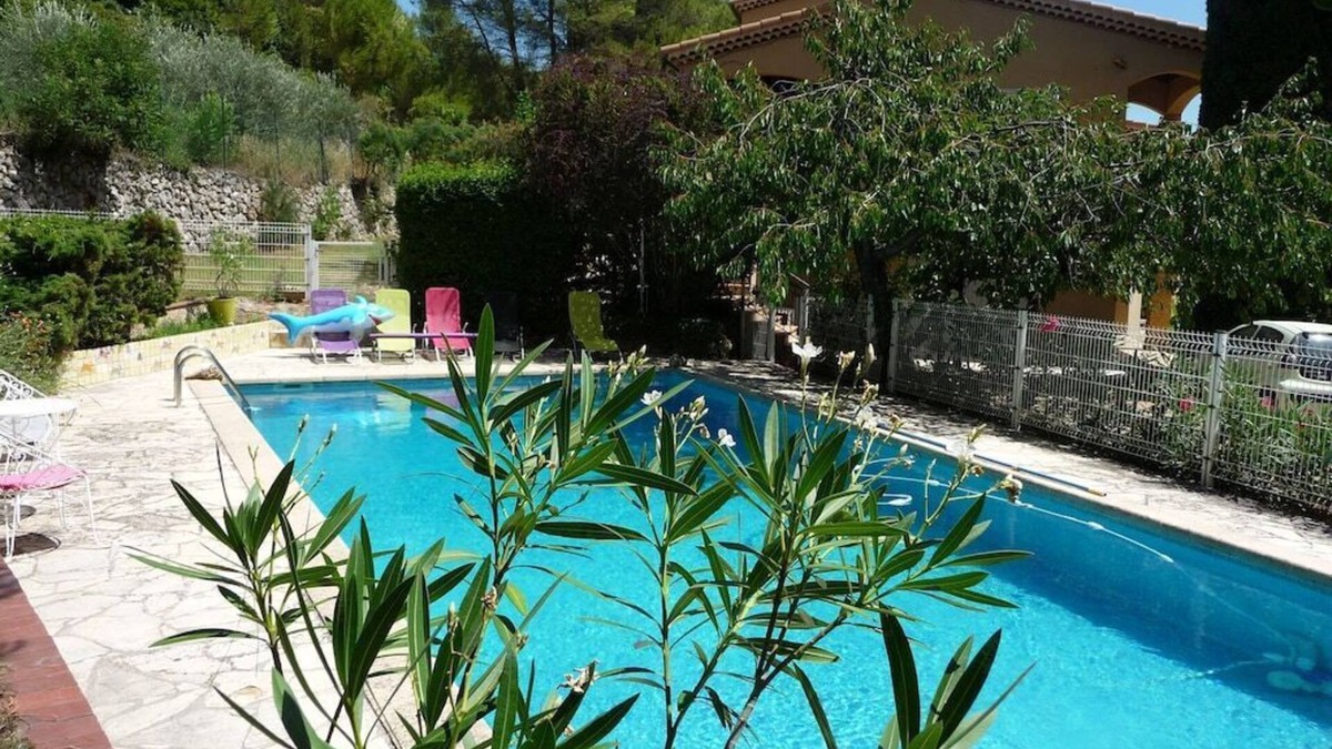 Auriol Cottage | Sun Cypress - In the shade of the cherry tree