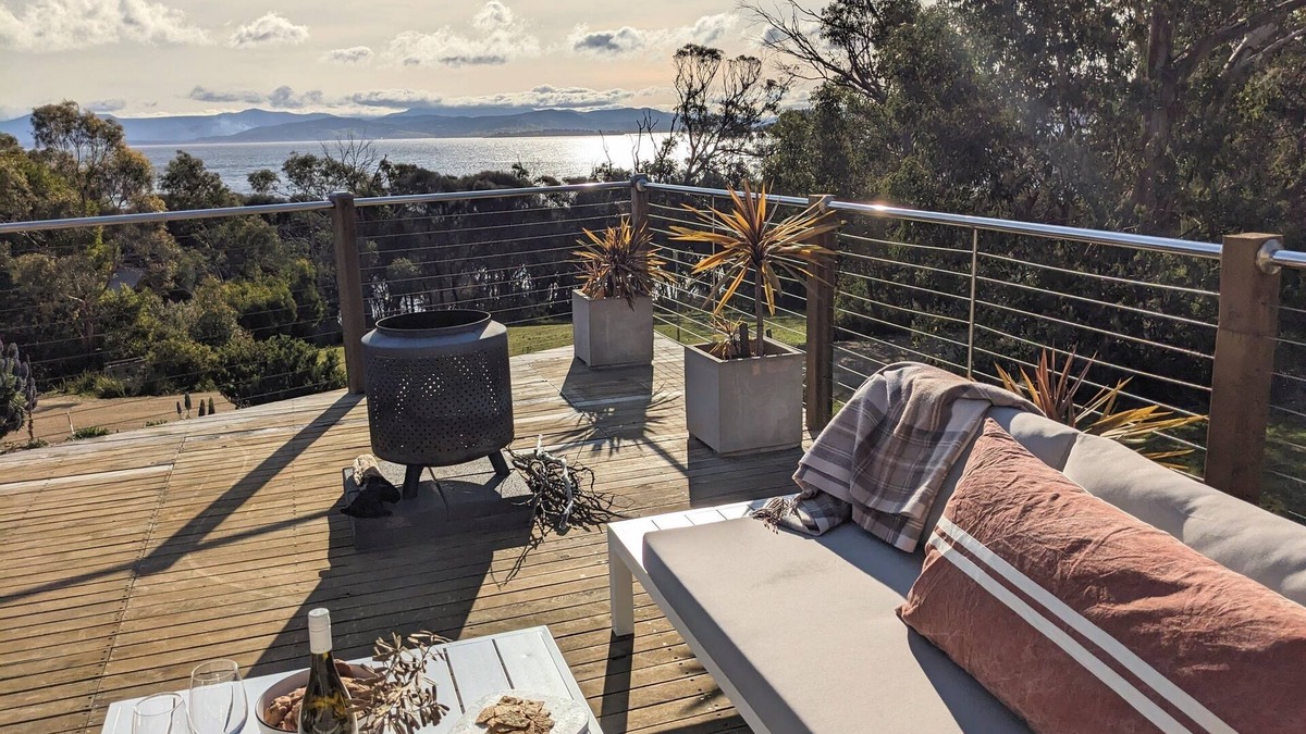 Alonnah House | Sun-drenched with spectacular views. Central location for exploring Bruny.