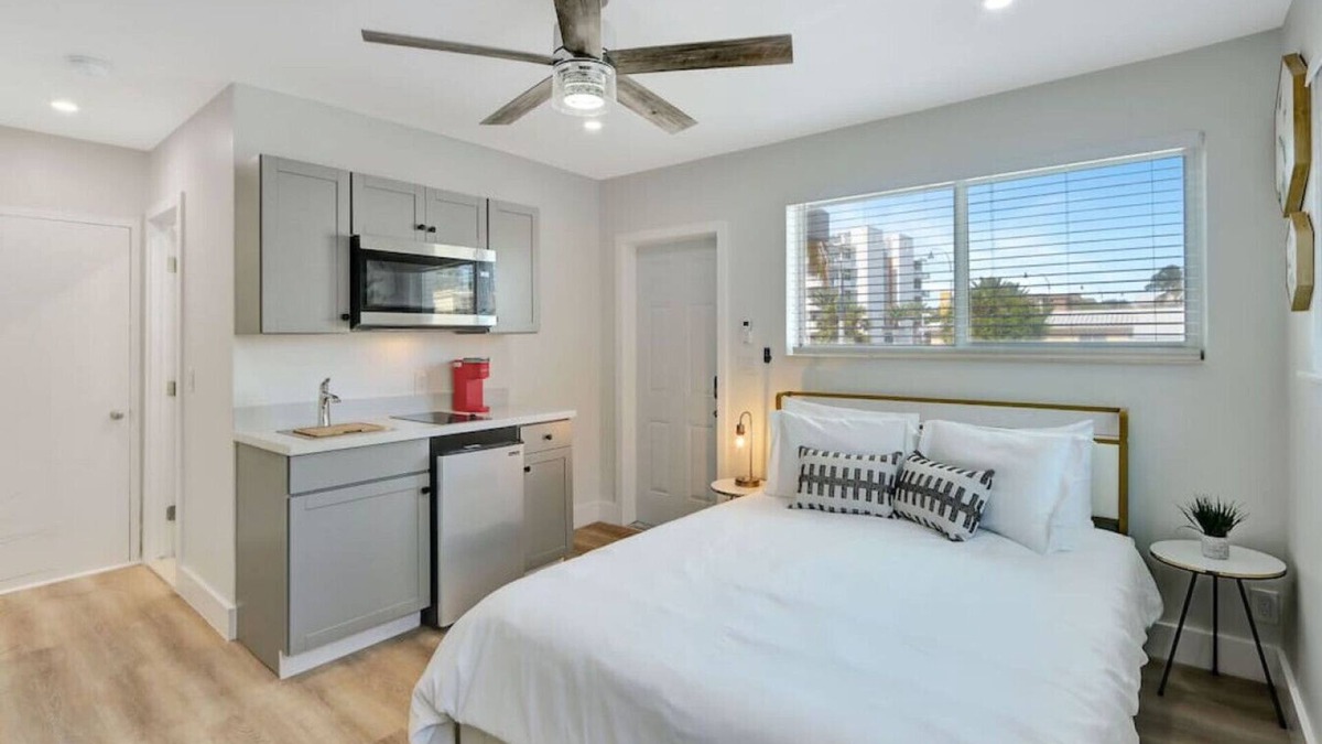 Hollywood Apartment | Sun-kissed Charm: Beachside Hollywood Studio