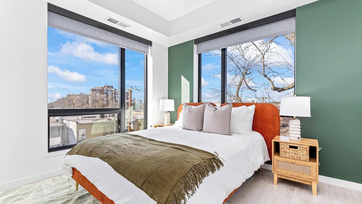 Uptown Apartment | Sun-Kissed Cityscape mins to DT w Gym, BBQ Rooftop