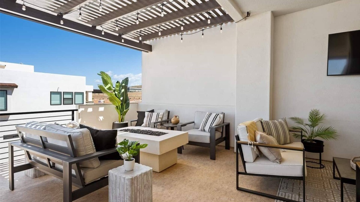 St. George House | Sun-Kissed Retreat: Desert Color Lagoon + Beaches