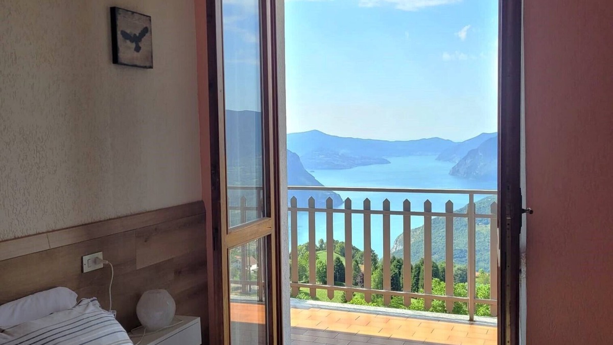 Bossico Apartment | Sun Paradise, with magnificent views of the lake and valleys