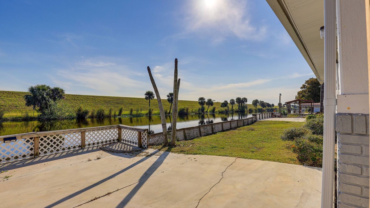 Okeechobee House | Sun-Soaked Okeechobee Retreat w/Canal Views!