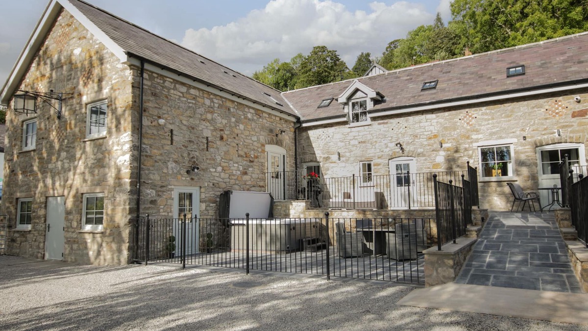 Acrefair Cottage | SUN TREVOR BARN 1, pet friendly, with hot tub in Llangollen