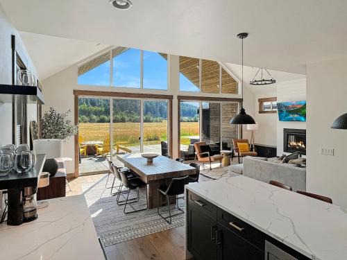 Roslyn House | Suncadia Resort Luxury Home Next To Nelson Farm