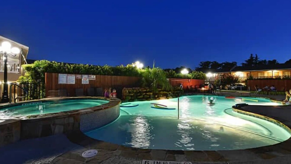 Fredericksburg Hotel | Sunday House Inn and Suites