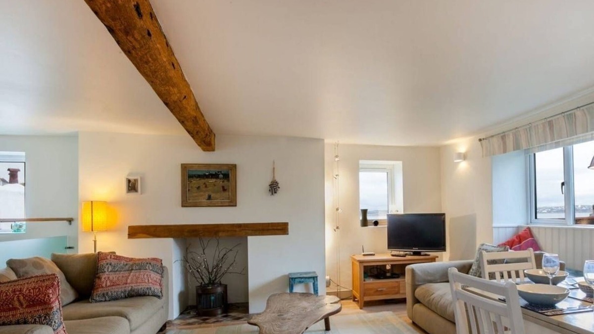 Brixham Apartment | Sundeck - sleeps 6 guests in 3 bedrooms