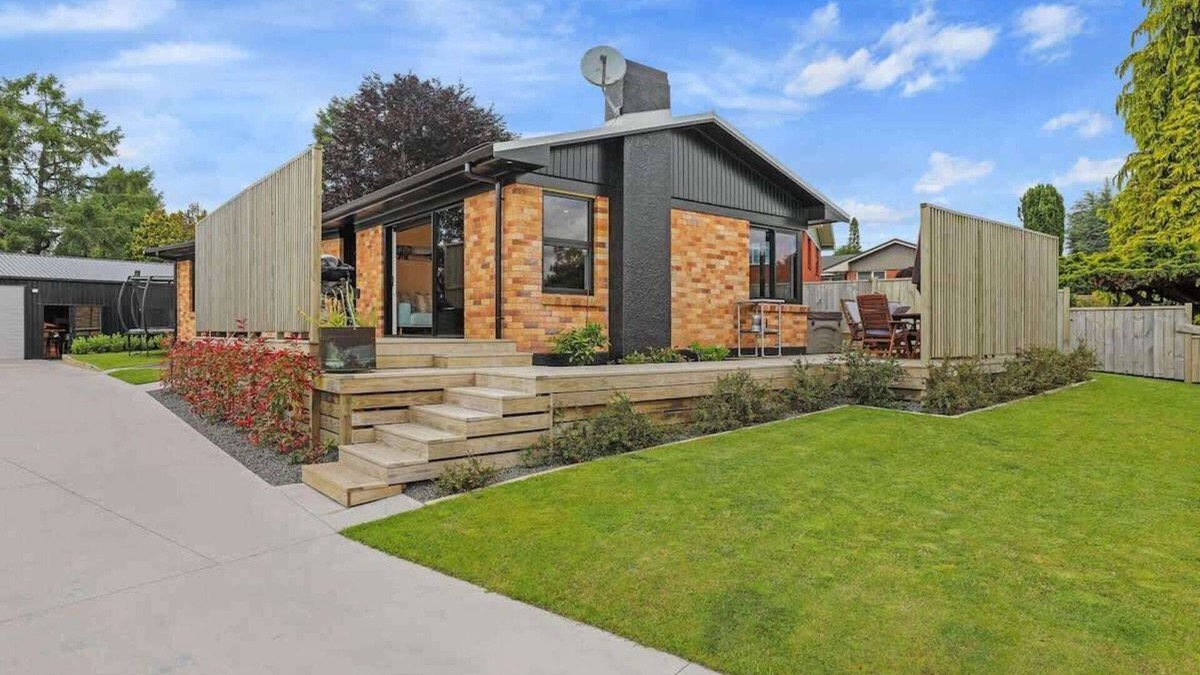 Springfield House | Sundrenched 70's | 3 Bed + Sleep-out with Spa Pool