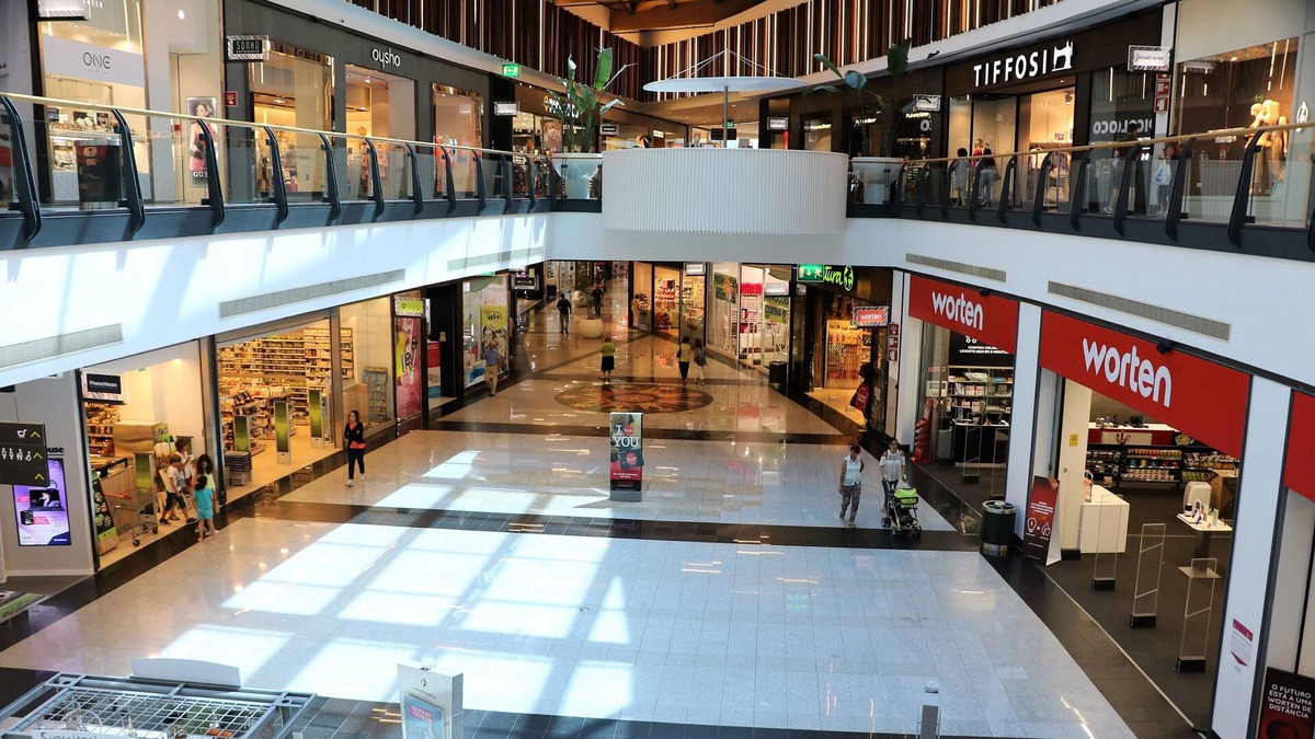 Loures Condo | Sunflower Apartment - Infantado