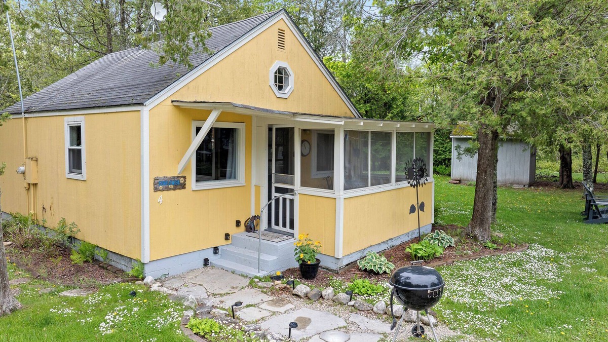 Baileys Harbor Cabin | Sunflower Cabin- Dog Friendly on Kangaroo Lake