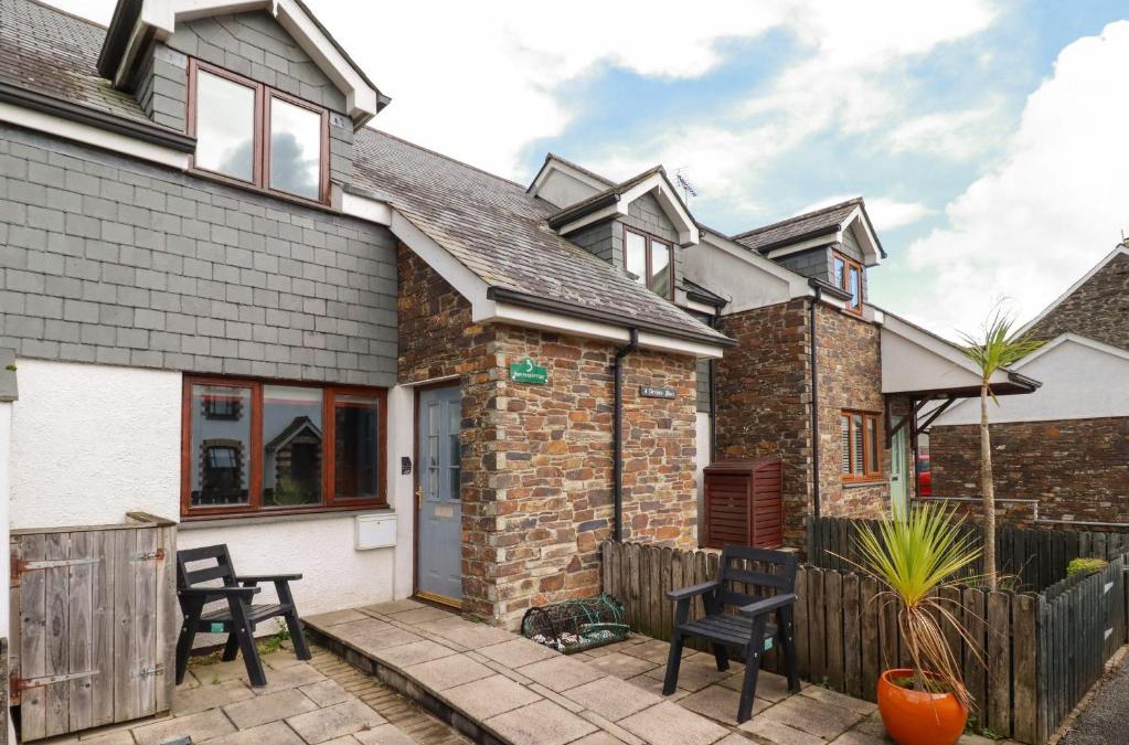 St Issey House | Sunflower Cottage