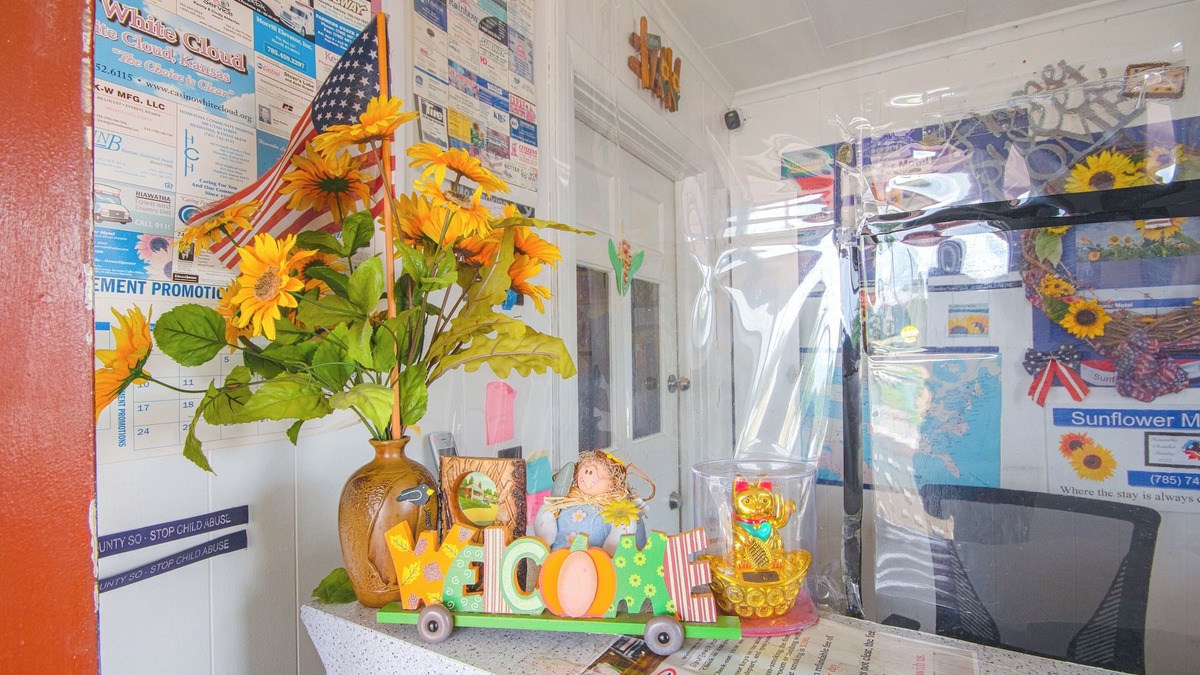 Hiawatha Hotel | Sunflower Motel Hiawatha By OYO